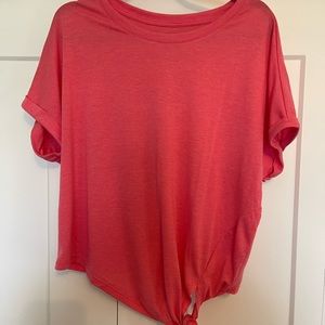 Women’s short sleeve sporty T-shirt with a tie bottom.